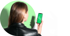 Frau mit braunen Haaren und schwarzer Lederjacke haelt Smartphone in der Hand, das die App Digi Cycle mit gruenem Bildschirm und Recycling-Symbolen anzeigt