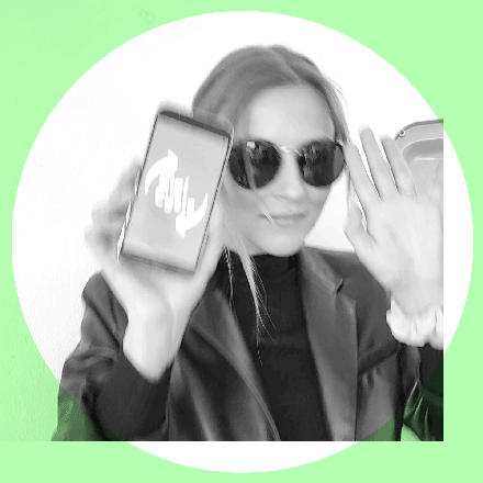 Gif einer tanzenden Frau mit Sonnenbrille und schwarzer Lederjacke, die Smartphone mit Digi Cycle-Logo in die Kamera haelt
