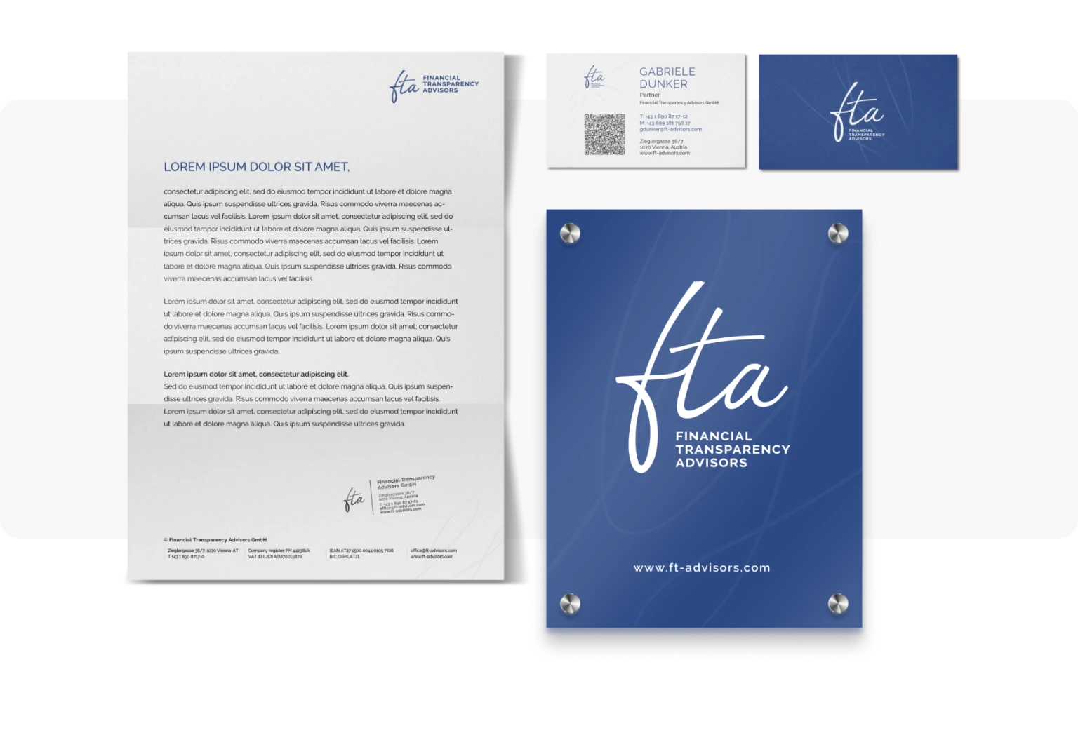 Corporate Branding-Materialien von Financial Transparency Advisors (FTA): Briefkopf mit Unternehmenslogo und Adresse, Visitenkarte mit QR-Code und Kontaktdaten, Firmenschild mit blauem Hintergrund und FTA-Logo