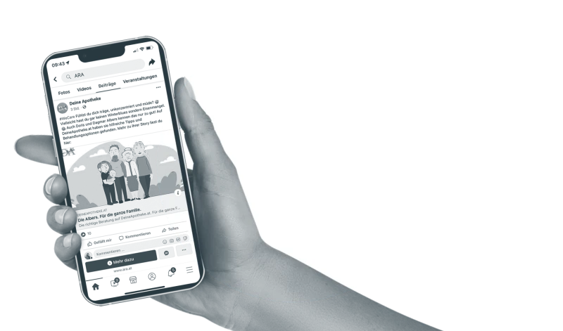 Nahaufnahme einer Hand, die ein Smartphone haelt und auf einem Social-Media-Feed scrollt, der eine illustrierte Familie (die Albers) darstellt.