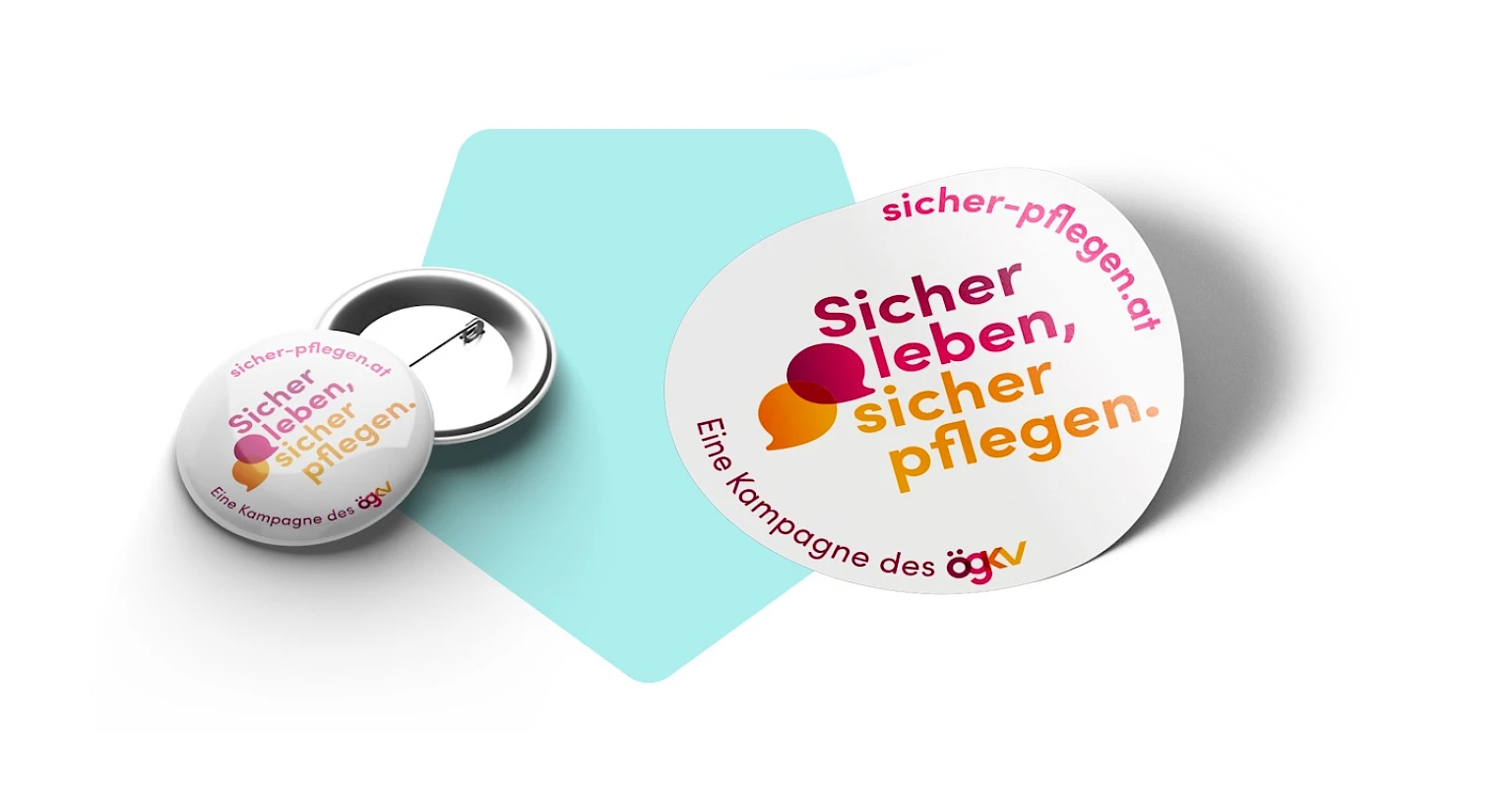 Button und Sticker der Initiative „Sicher leben, sicher pflegen“, einer Kampagne des OEGKV zur Foerderung von Gesundheit und Sicherheit im Pflegebereich