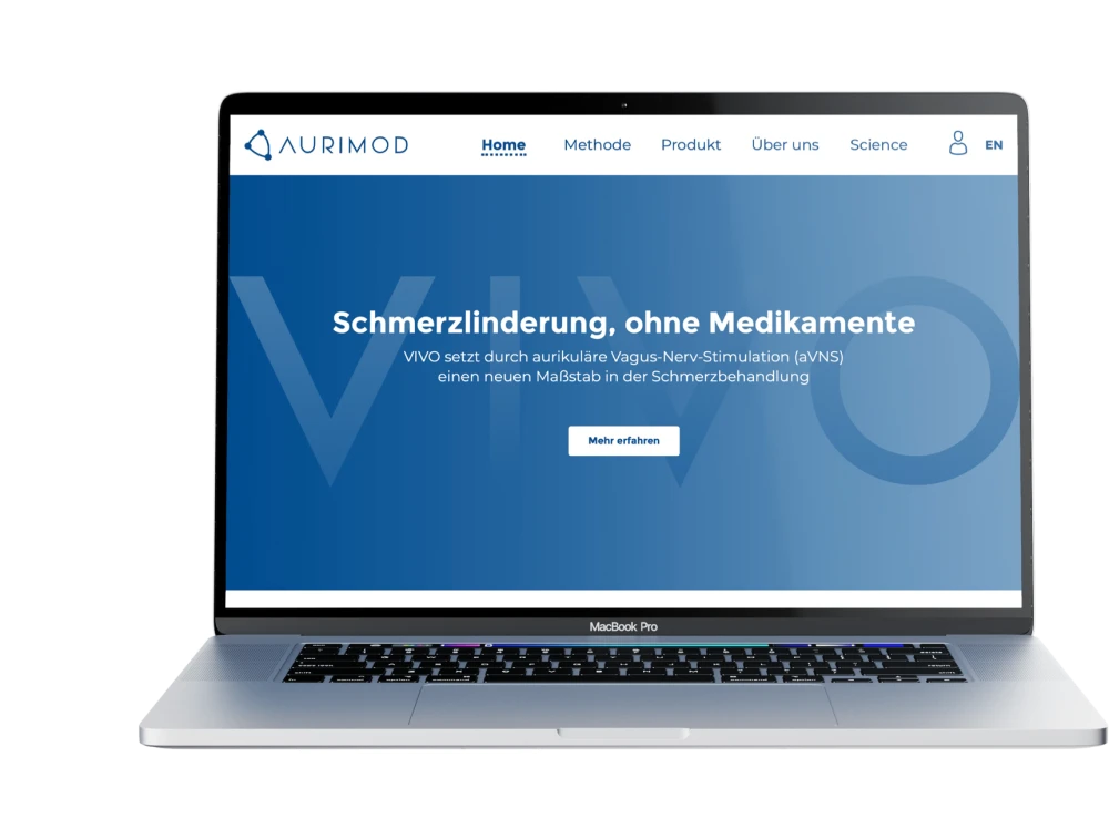 Laptop mit Ansicht der Website von Aurimod, die eine innovative Methode zur medikamentenfreien Schmerzlinderung mittels aurikulaerer Vagus-Nerv-Stimulation (aVNS) praesentiert