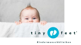 Baby schaut ueber eine Decke, Tiny Feet Kinderwunschkliniken Logo mit zwei kleinen Fueßen auf blauem Hintergrund, Fruchtbarkeitsbehandlung und Kinderwunschzentrum