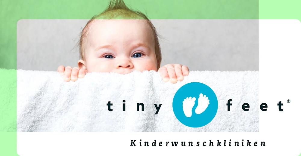 Baby schaut ueber eine Decke, Tiny Feet Kinderwunschkliniken Logo mit zwei kleinen Fueßen auf blauem Hintergrund, Fruchtbarkeitsbehandlung und Kinderwunschzentrum