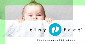 Baby schaut ueber eine Decke, Tiny Feet Kinderwunschkliniken Logo mit zwei kleinen Fueßen auf blauem Hintergrund, Fruchtbarkeitsbehandlung und Kinderwunschzentrum