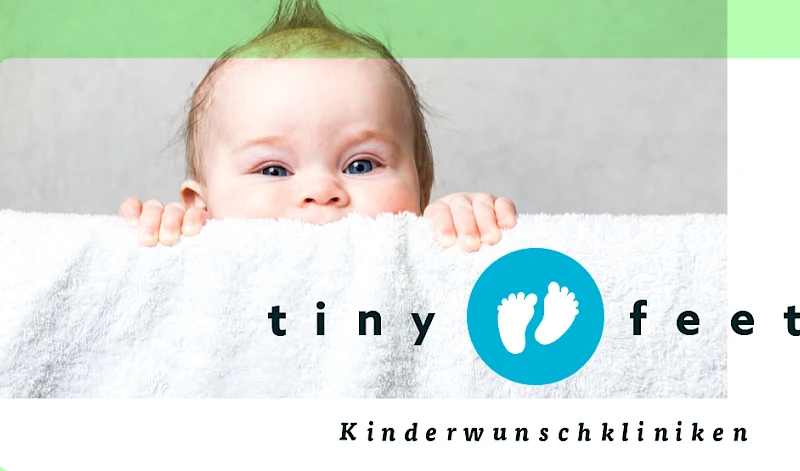Baby schaut ueber eine Decke, Tiny Feet Kinderwunschkliniken Logo mit zwei kleinen Fueßen auf blauem Hintergrund, Fruchtbarkeitsbehandlung und Kinderwunschzentrum