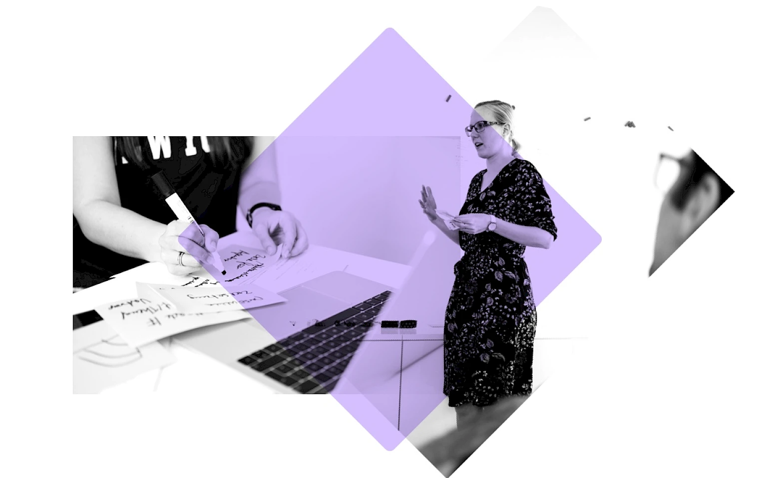 Workshop: Frau haelt Praesentation, waehrend Teilnehmerin Notizen macht und Ideen sammelt