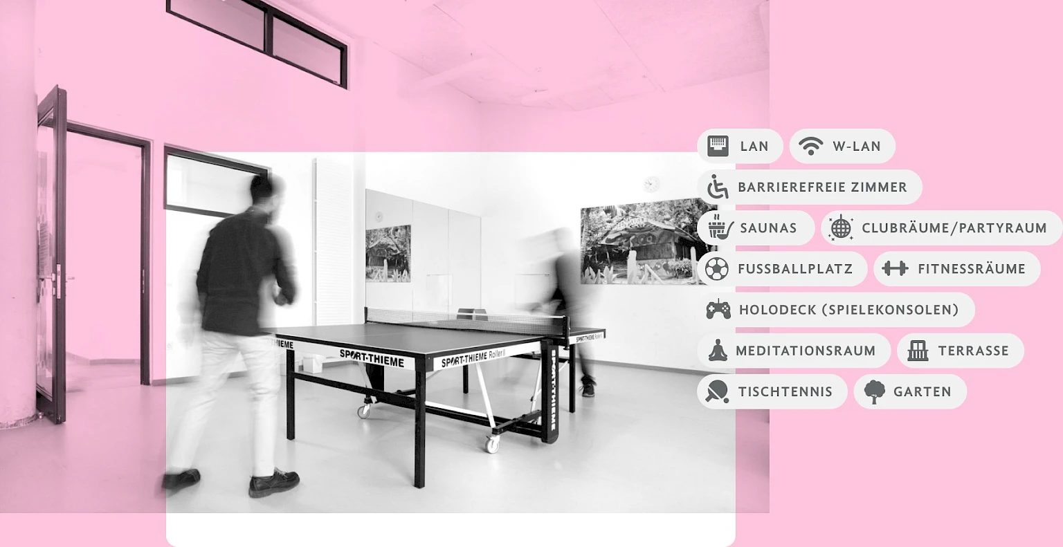 Freizeitraum mit Tischtennisplatte in einem Studierendenwohnheim. Liste der verfuegbaren Zusatzangebote wie WLAN, Fitnessraum, Clubraeume, Meditationsraum und Garten