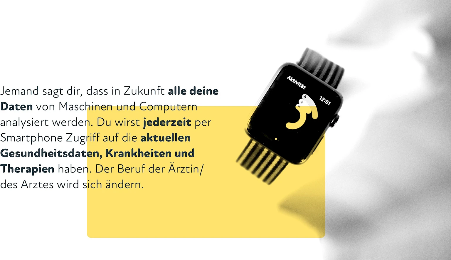 Smartwatch zeigt Gesundheitsdaten in Echtzeit, daneben Text zu personalisierter Medizin, staendigen Zugriff auf Gesundheitsdaten und zukuenftigen Veraenderungen