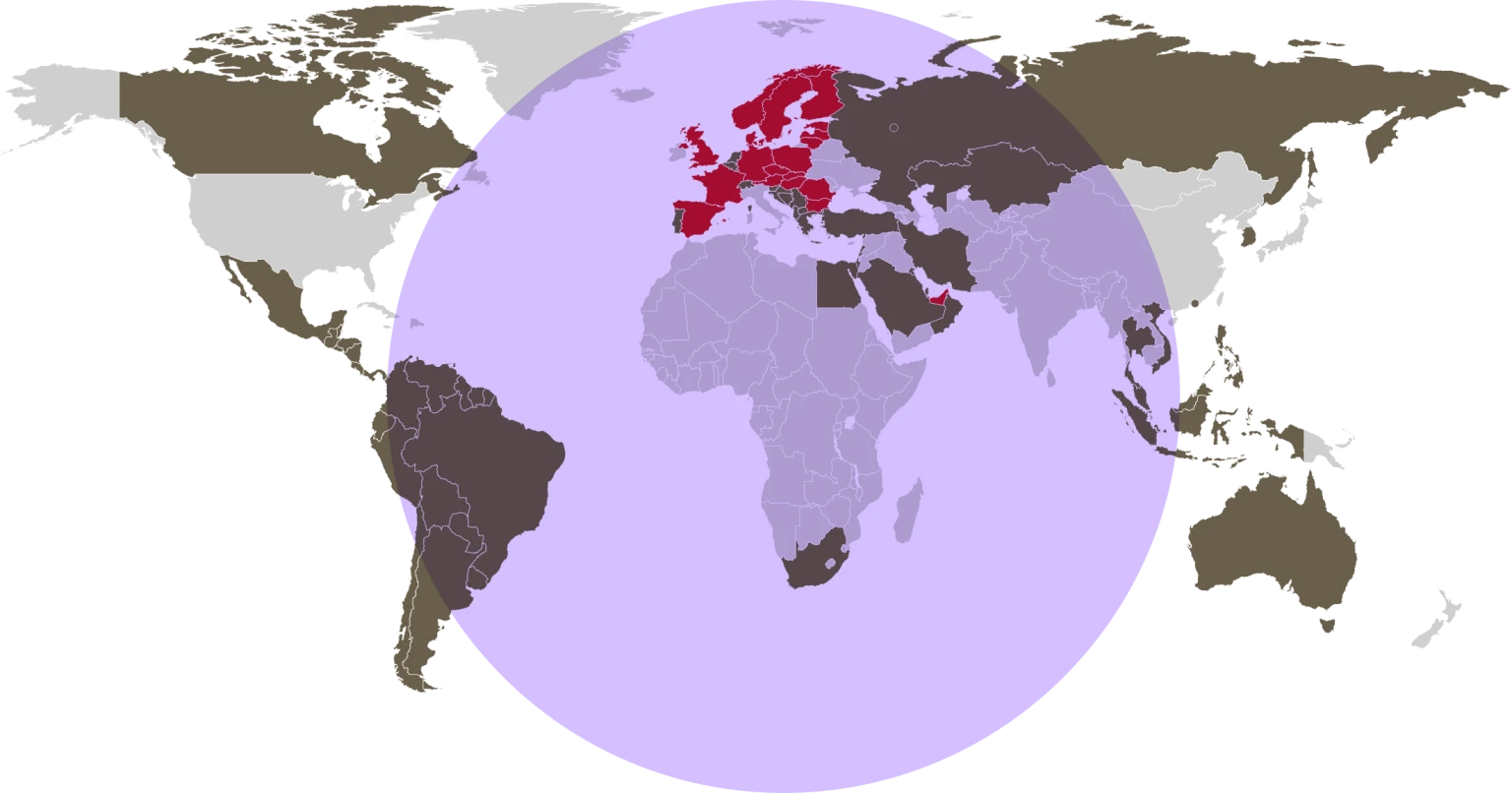 Weltkarte mit farblich hervorgehobenen Regionen. Europa ist in einem kraeftigen Rot markiert, waehrend andere Laender in verschiedenen Brauntoenen und Graustufen dargestellt sind