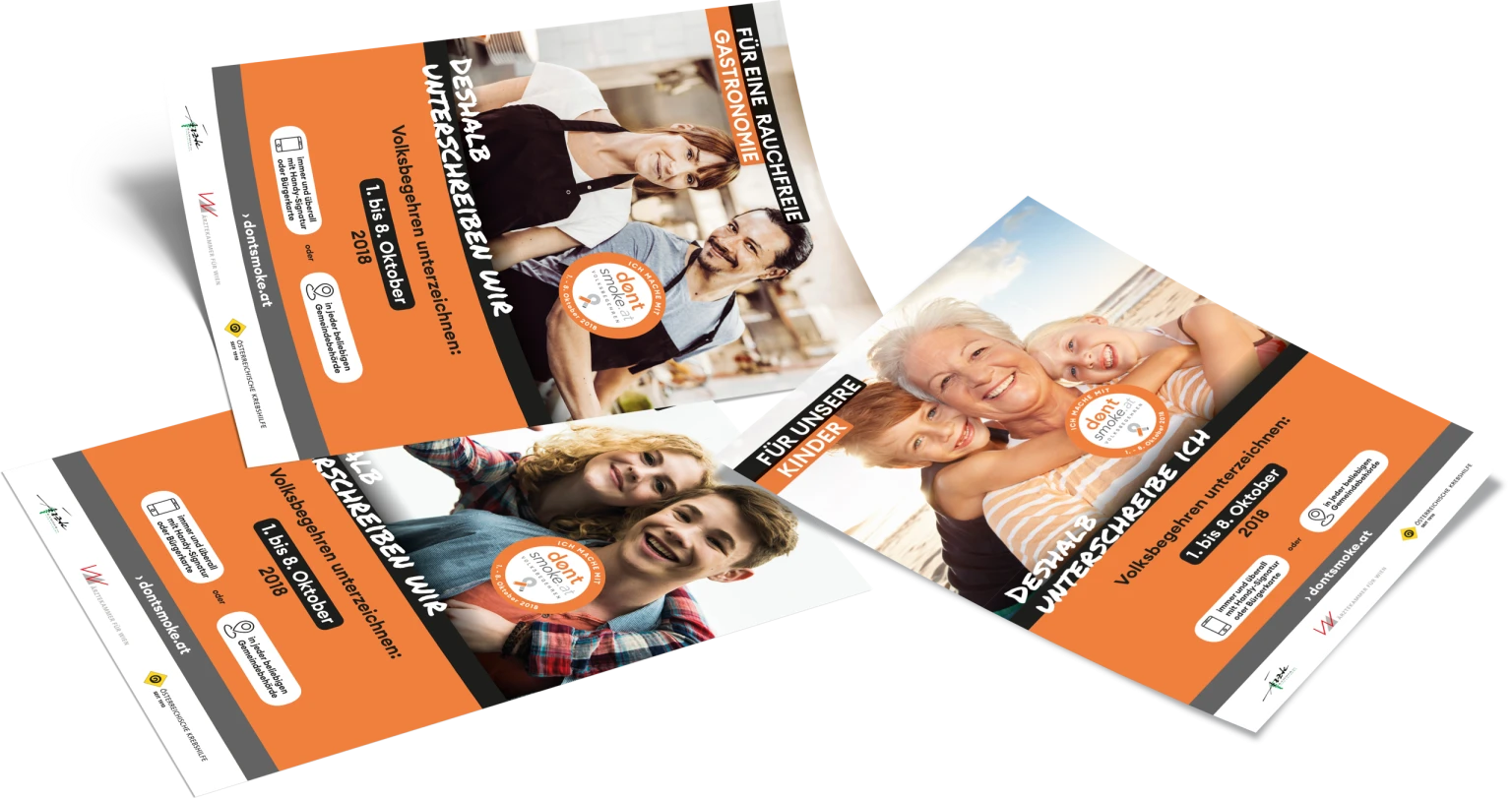 Drei uebereinanderliegende Werbeflyer der Kampagne Don’t smoke, die fuer eine rauchfreie Gastronomie und den Schutz von Kindern werben. Die Flyer zeigen freundliche Menschen aus Gastronomie und Familien