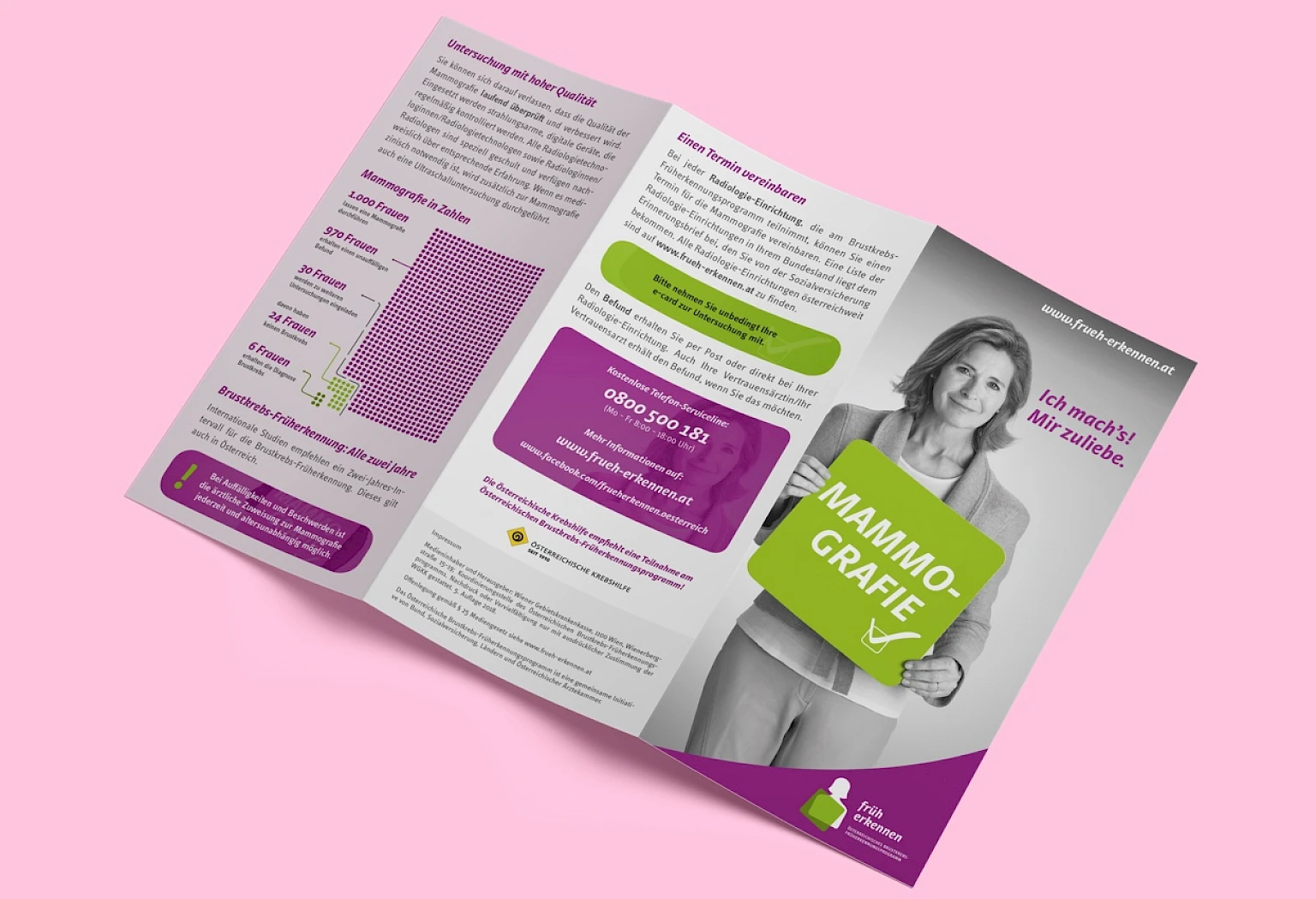 Aufgeklappte Broschuere des oesterreichischen Brustkrebs-Frueherkennungsprogramms mit Informationen zur Mammografie, Brustkrebsvorsorge und Kontaktmoeglichkeiten