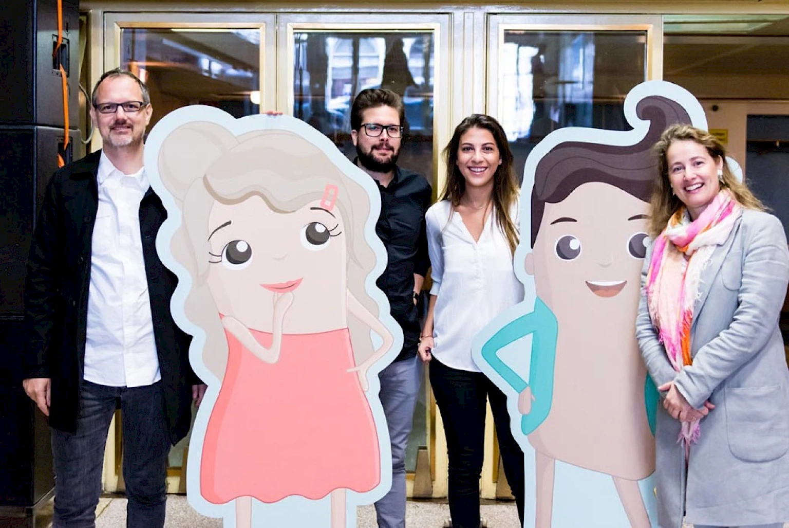 Gruppenfoto mit Molli und Haari als Papieraufsteller in Lebensgroesse