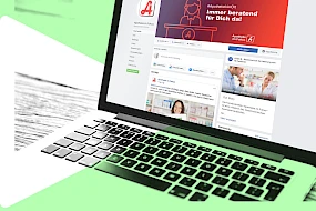 Laptop mit geoeffneter Facebook-Seite der Initiative „Apotheke im Fokus“ vom Oesterreichischen Apothekerverband mit Beitrag zu #WeCommunicate