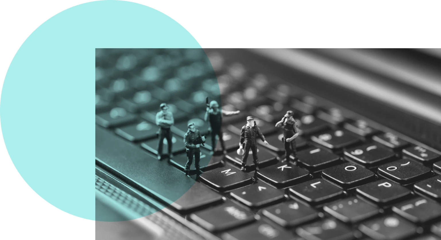 Kleine Spielzeug-Soldaten auf Tastatur