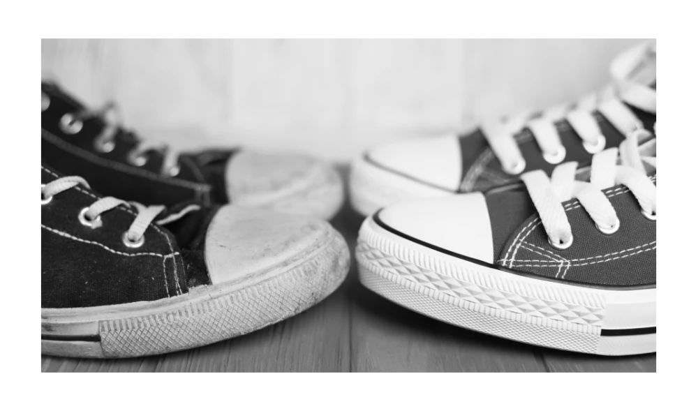 Zwei Paar Sneakers stehen sich gegenueber
