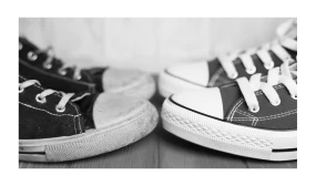 Zwei Paar Sneakers stehen sich gegenueber