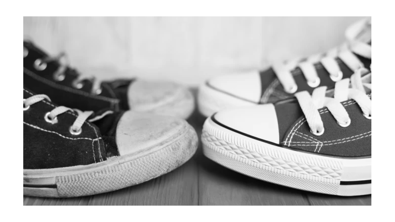 Zwei Paar Sneakers stehen sich gegenueber
