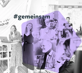 Lachende Teammitglieder mit Spirit Hashtag gemeinsam