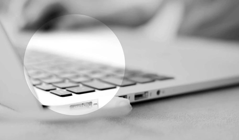 MacBook Anschluesse seitlich