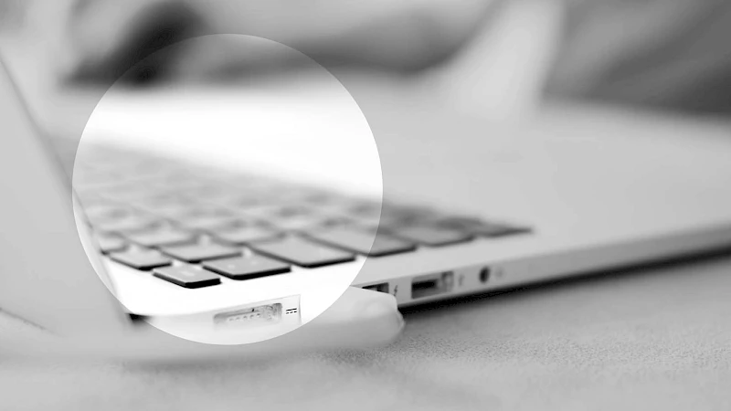 MacBook Anschluesse seitlich
