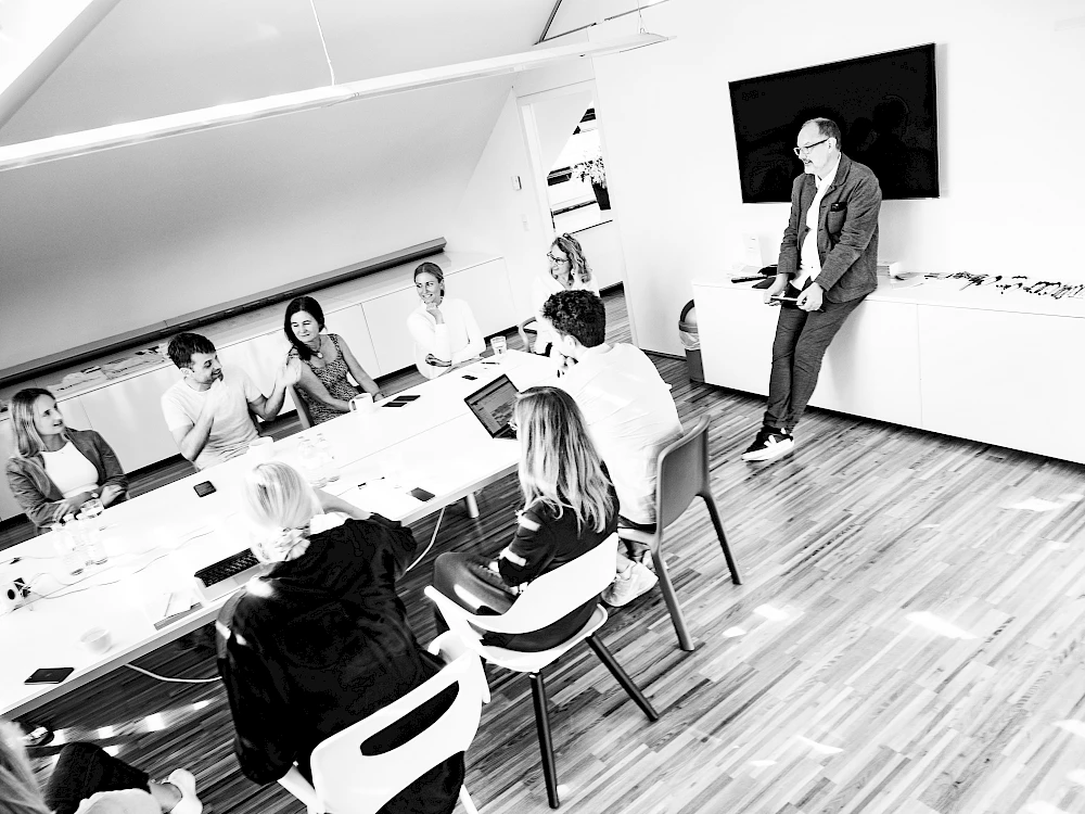 Team bei FRANTs im Meetingraum im Office