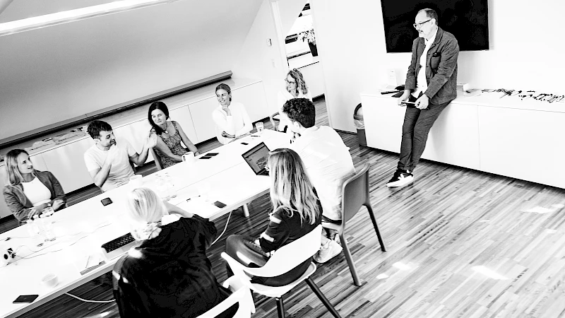 Team bei FRANTs im Meetingraum im Office