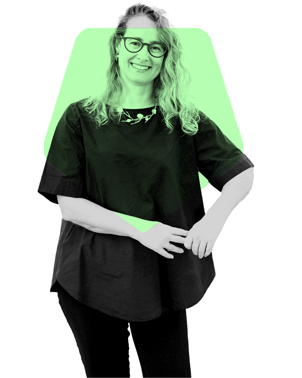 Portrait einer stehenden Frau mit Brille die laechelt