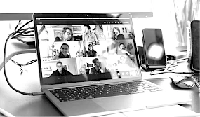 Laptop mit remote Innovation Friday als Online-Meeting