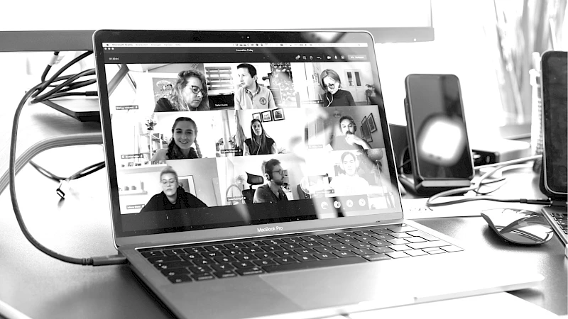 Laptop mit remote Innovation Friday als Online-Meeting