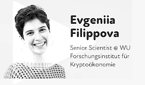 Evgeniia Filippova laechelnd mit ihrer Jobbeschreibung