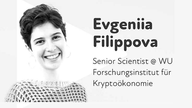 Evgeniia Filippova laechelnd mit ihrer Jobbeschreibung