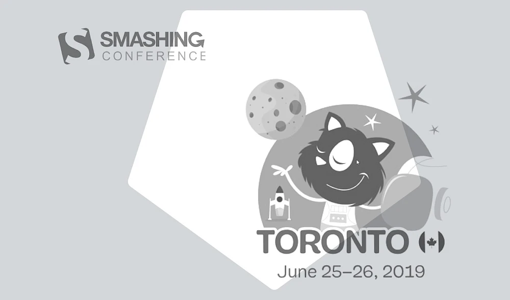 Smashin Conference Logo neben katzenaehnlichen Maskottchen im Astronautenanzug mit Helm, umgeben von Sternen, Mond und Rakete