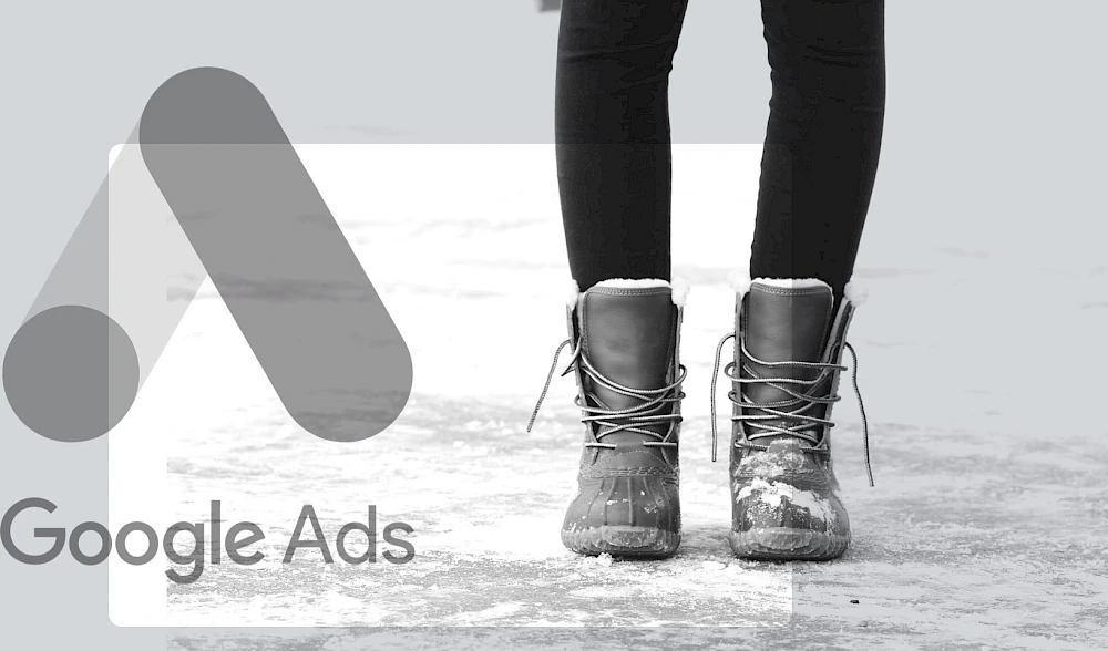 Winterliche Stiefeln auf verschneitem Boden, daneben Google Ads Logo