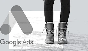 Winterliche Stiefeln auf verschneitem Boden, daneben Google Ads Logo