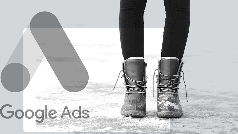 Winterliche Stiefeln auf verschneitem Boden, daneben Google Ads Logo