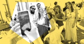 Gruppe von lächelnden Menschen bei Outdoor-Veranstaltung, posierend für ein Foto