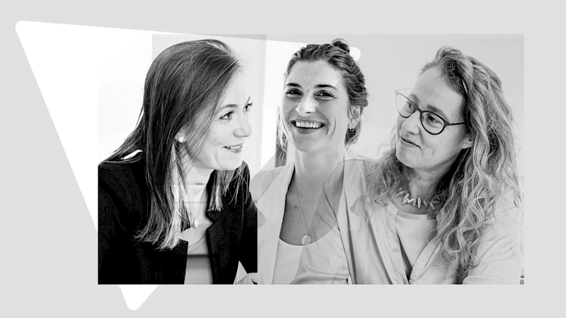 Drei erfolgreiche Frauen im Gespraech ueber Business, Innovation und Leadership in einer modernen Arbeitsumgebung