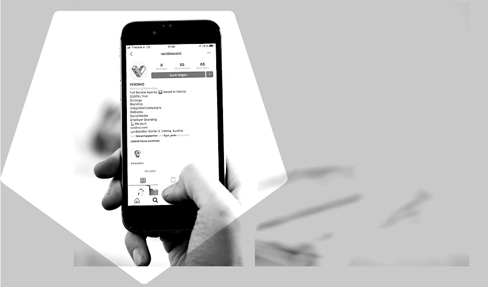 Smartphone mit geoeffneter Instagram-Seite von Verdino