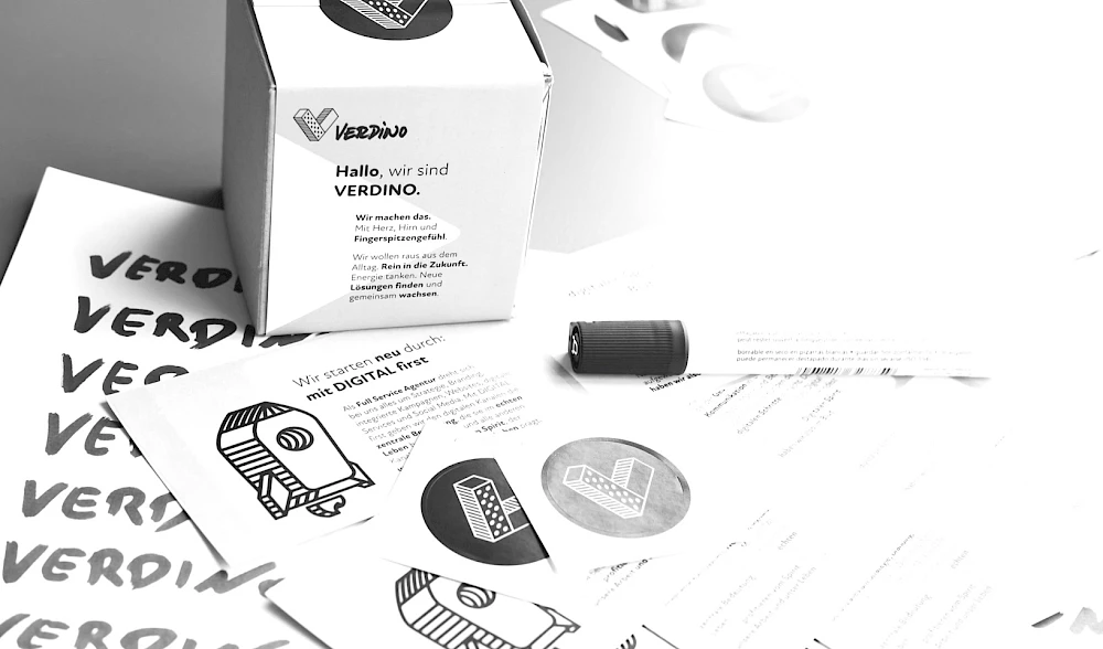 Branding-Material von VERDINO: kreative Unternehmenskommunikation mit Print-Design, Stickern und einer personalisierten Box fuer digitale Strategien und Marketing