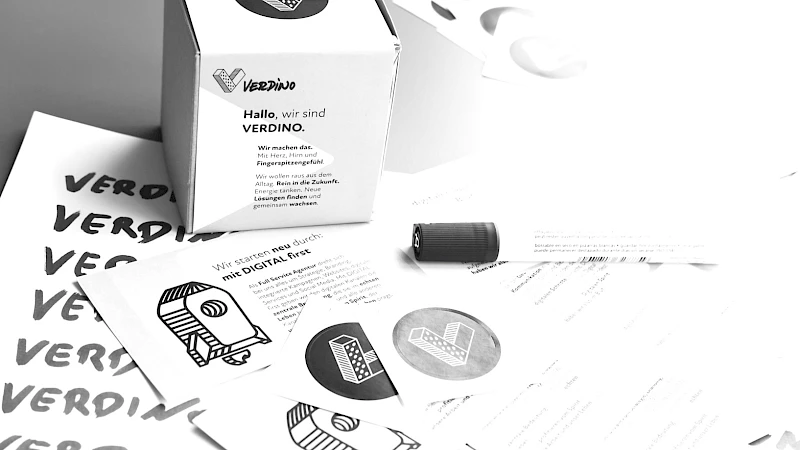 Branding-Material von VERDINO: kreative Unternehmenskommunikation mit Print-Design, Stickern und einer personalisierten Box fuer digitale Strategien und Marketing