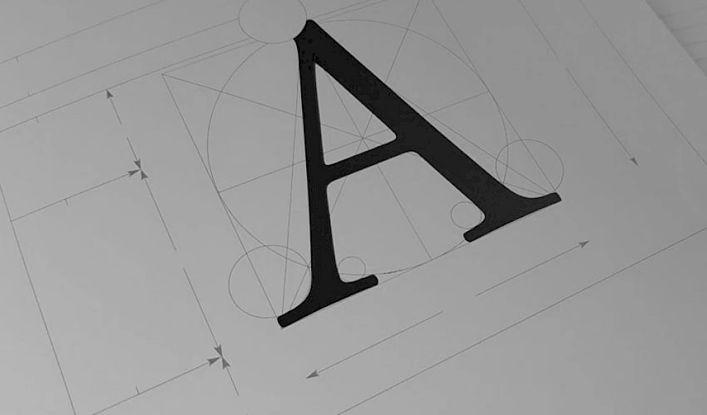 Typografische Skizze des Buchstabens A: praezises Design mit geometrischen Linien und Proportionshilfen