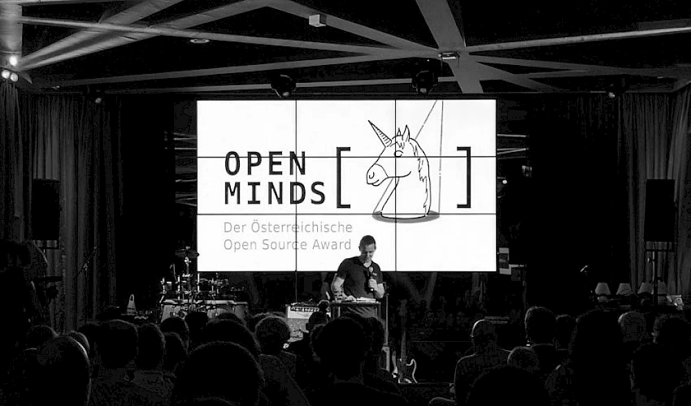 Open Minds Award: Oesterreichischer Open Source Preisverleihungsevent mit Buehne, Redner und Publikum in stimmungsvoller Atmosphaere
