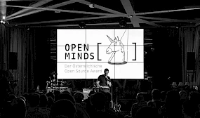 Open Minds Award: Oesterreichischer Open Source Preisverleihungsevent mit Buehne, Redner und Publikum in stimmungsvoller Atmosphaere