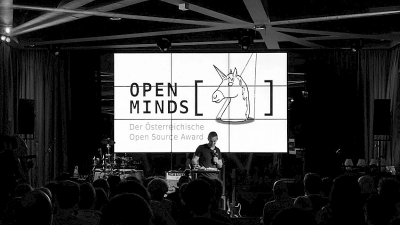 Open Minds Award: Oesterreichischer Open Source Preisverleihungsevent mit Buehne, Redner und Publikum in stimmungsvoller Atmosphaere
