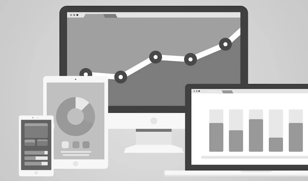 Illustration von Datenanalyse auf verschiedenen Geraeten: Desktop, Laptop, Tablet und Smartphone mit Diagrammen und Wachstumsstatistiken