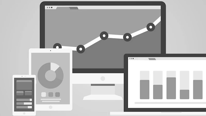 Illustration von Datenanalyse auf verschiedenen Geraeten: Desktop, Laptop, Tablet und Smartphone mit Diagrammen und Wachstumsstatistiken