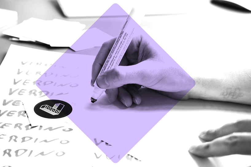GIF beim Schreiben von VERDINO mit Whiteboardmarker auf Papier
