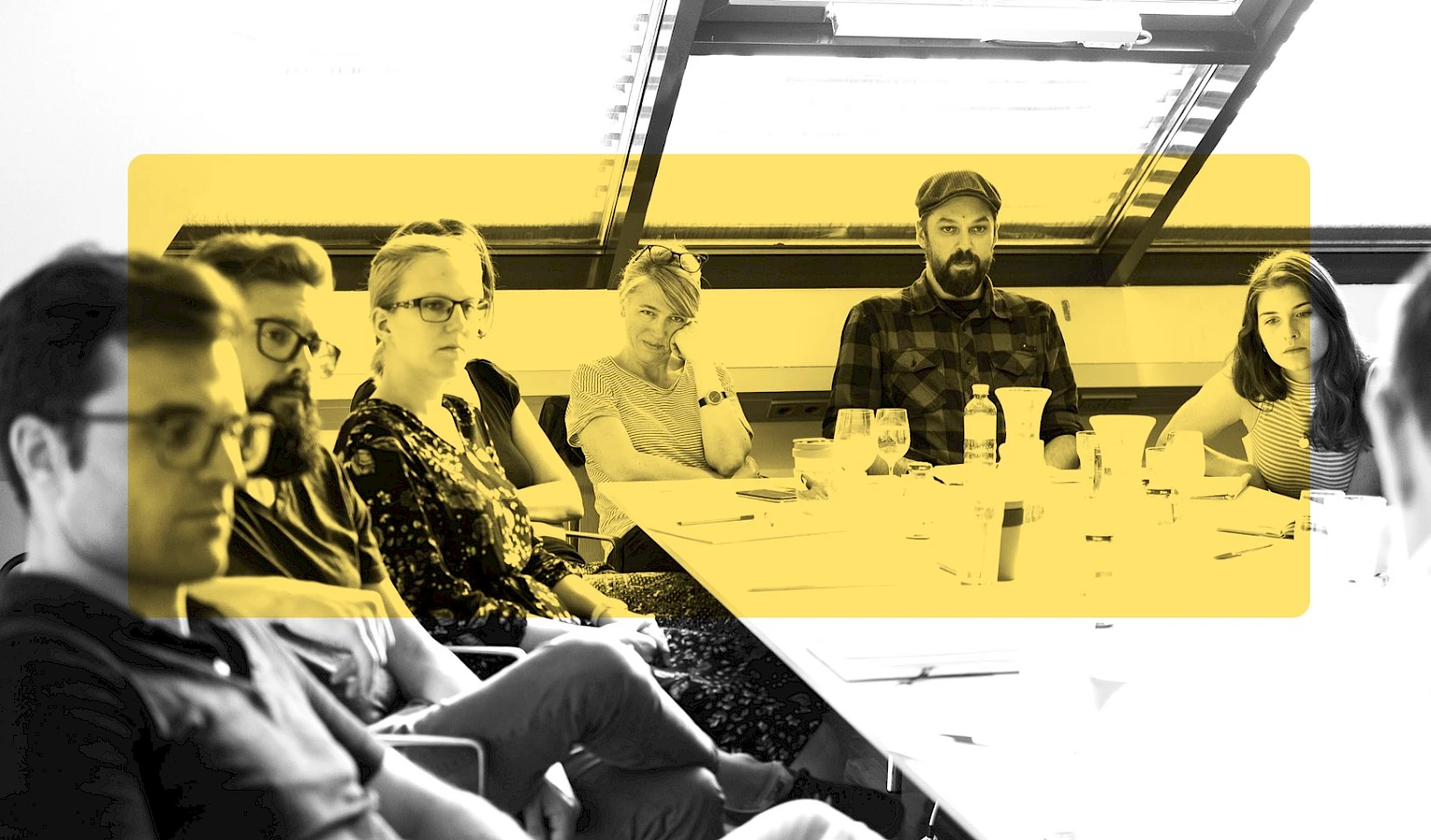 Team-Meeting im Office: konzentrierte Diskussion ueber Strategien und Innovation