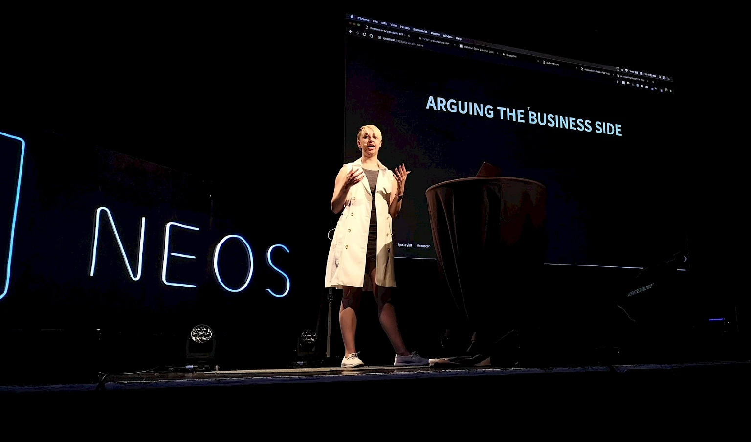 Keynote-Speakerin auf der NEOS-Konferenz haelt Praesentation mit dem Thema Arguing the Business Side